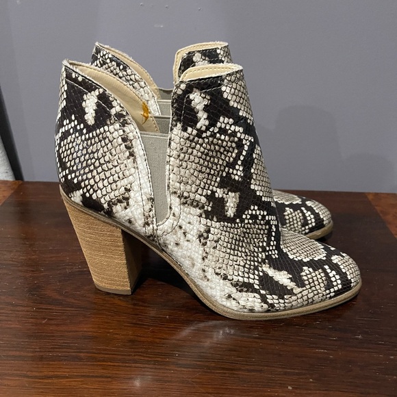 Vince Camuto boots excellent used condition worn once. - Picture 3 of 10